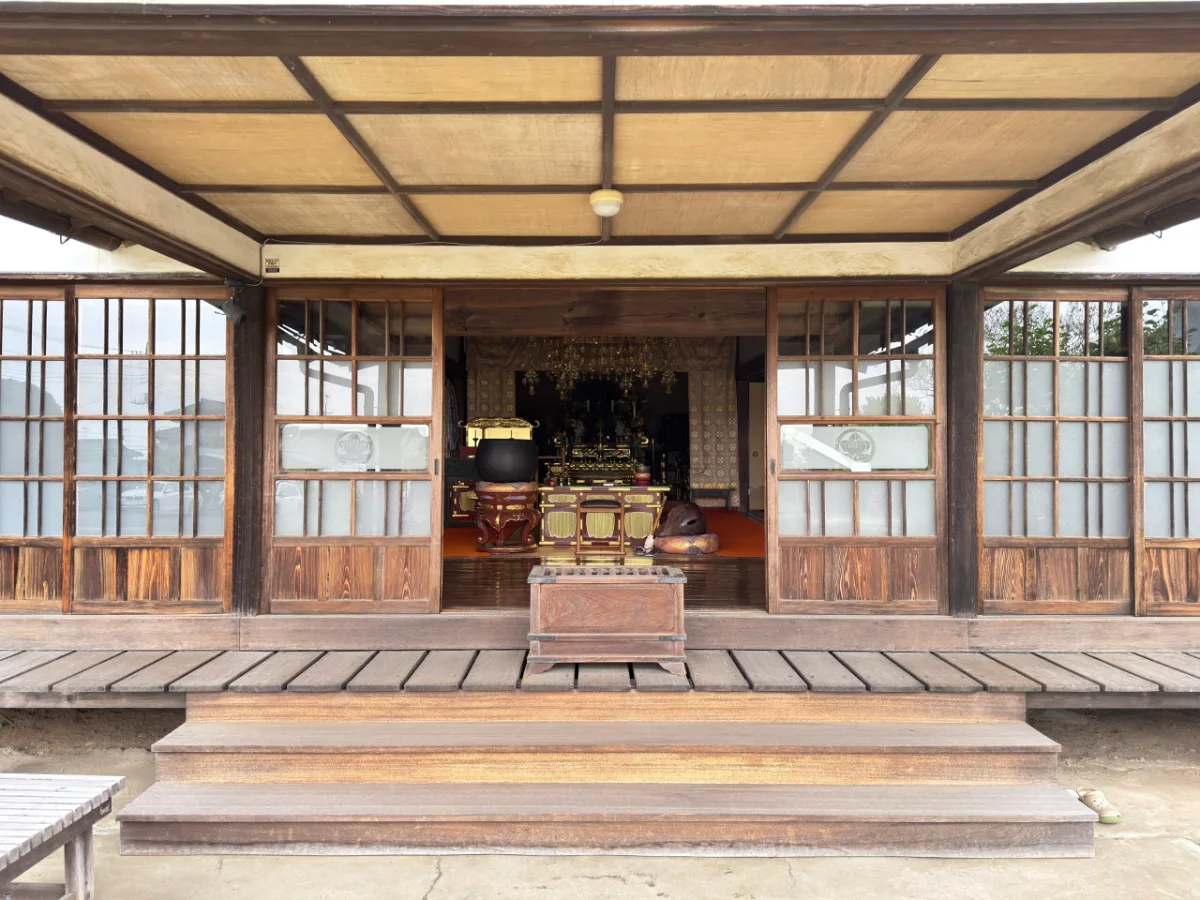 頼福寺 本堂の内部 — 結城市で葬儀を行う式場