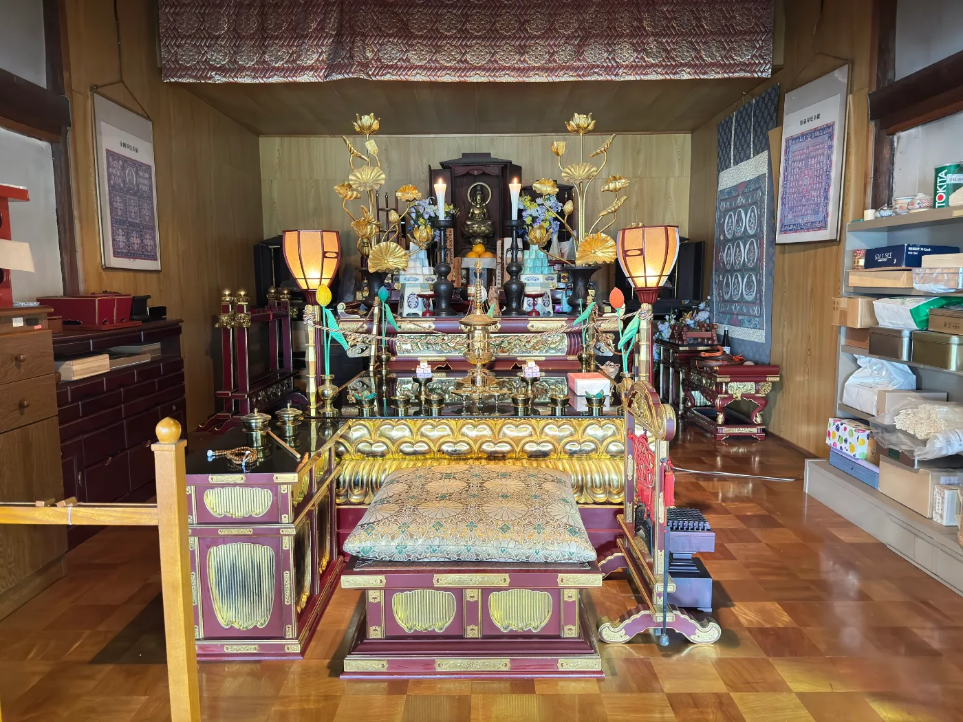 頼福寺の荘厳な祭壇