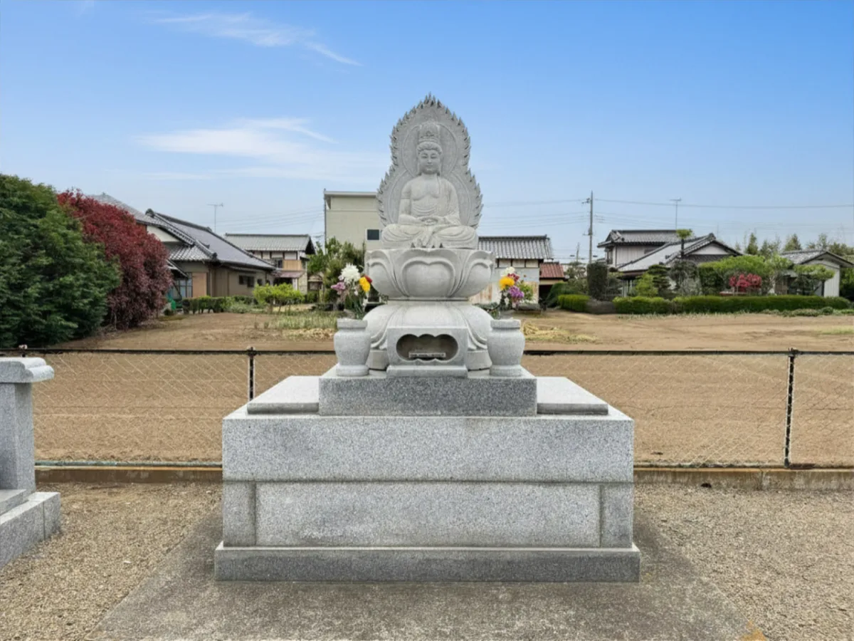 頼福寺の永代供養塔（正面）